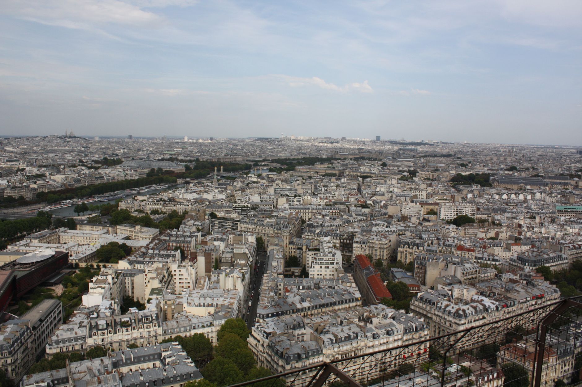 Vy över Paris med Eiffeltornet i bakgrunden, ett av stadens mest besökta resmål.